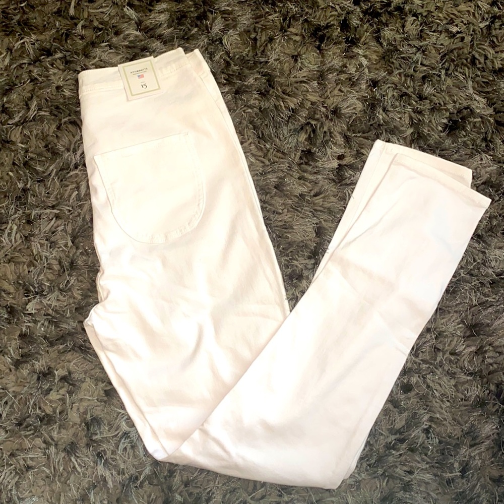 WHITE JEANS